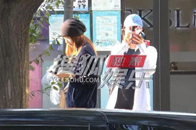 闺蜜同框！宋妍霏刘芸一同现身美容院，穿搭随意关系亲密