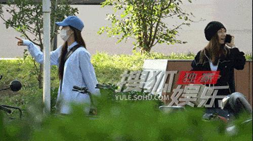 闺蜜同框！宋妍霏刘芸一同现身美容院，穿搭随意关系亲密
