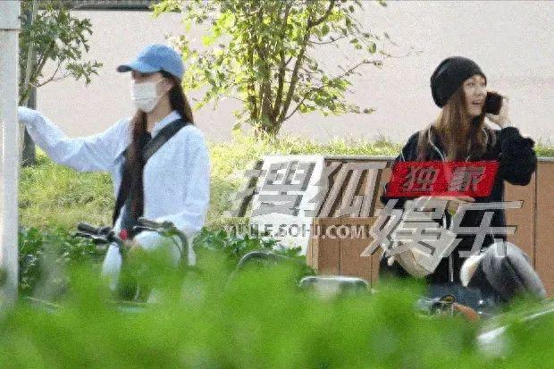 闺蜜同框！宋妍霏刘芸一同现身美容院，穿搭随意关系亲密