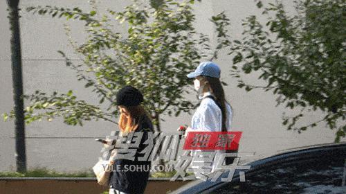 闺蜜同框！宋妍霏刘芸一同现身美容院，穿搭随意关系亲密