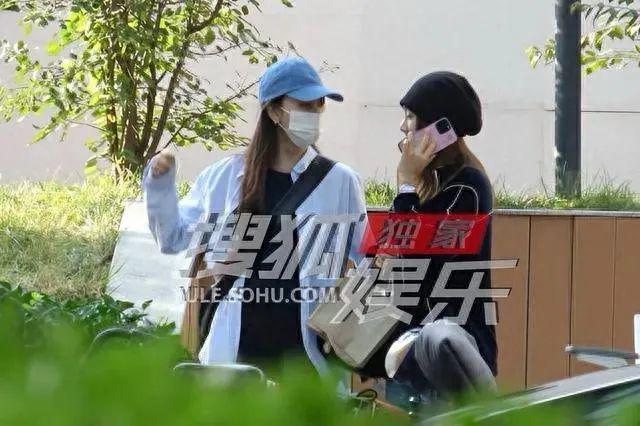 闺蜜同框！宋妍霏刘芸一同现身美容院，穿搭随意关系亲密