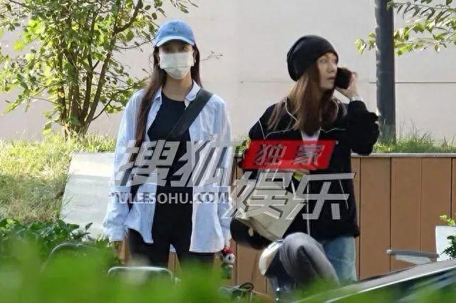闺蜜同框！宋妍霏刘芸一同现身美容院，穿搭随意关系亲密
