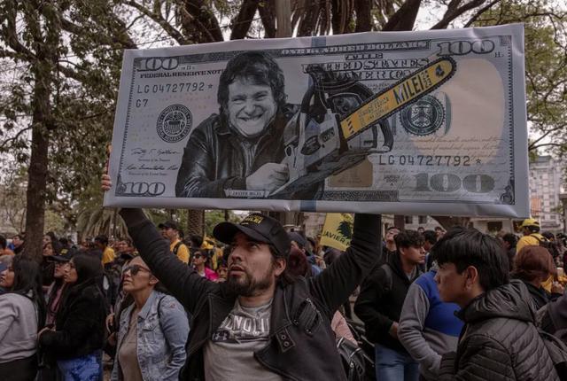 “阿根廷特朗普”领跑大选，他的5只克隆狗引关注