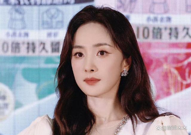 杨幂造型惹粉丝吐槽,被指审美疲惫,还穿过季高定