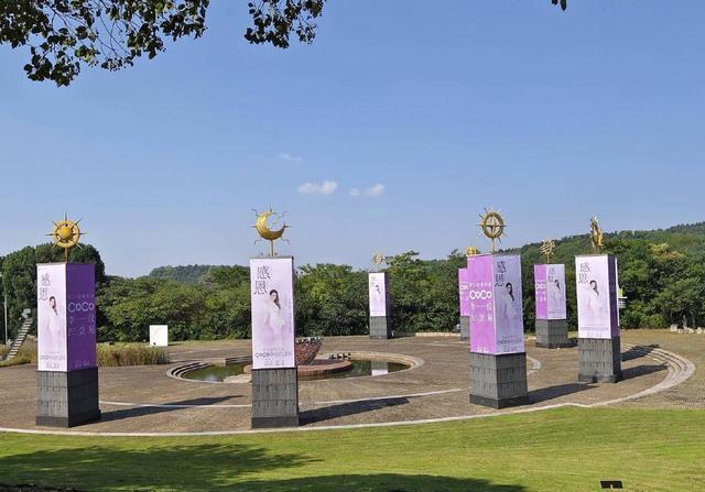 李玟纪念展在武汉举行 园区遍布粉紫色海报