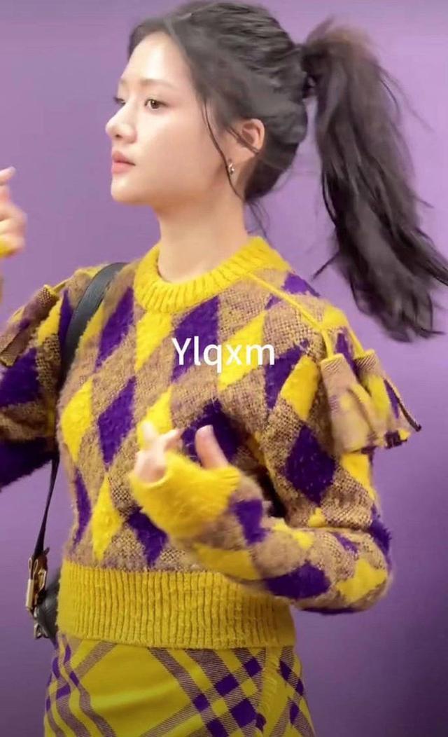 任敏恋情曝光后首现身 扎高马尾变身鬼马少女