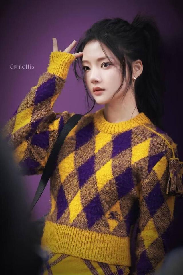 任敏恋情曝光后首现身 扎高马尾变身鬼马少女