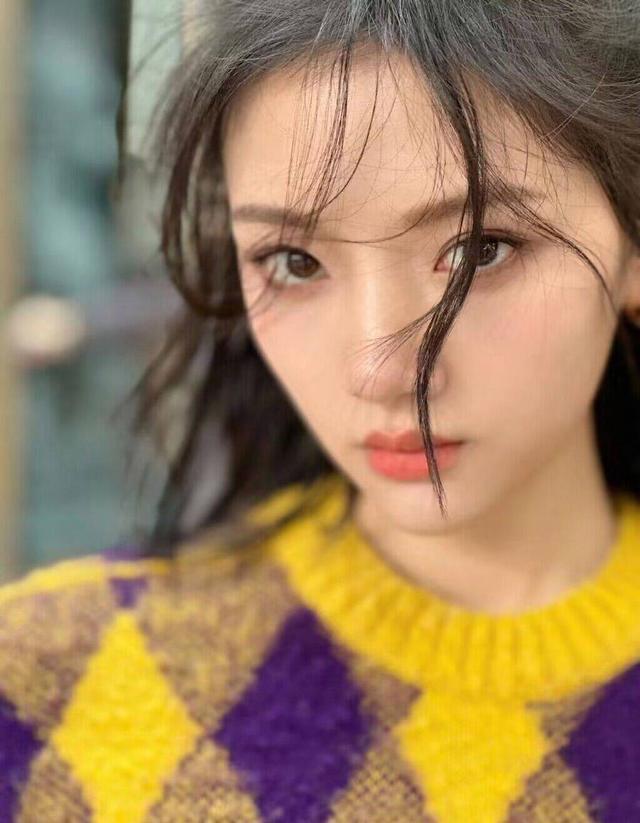 任敏恋情曝光后首现身 扎高马尾变身鬼马少女