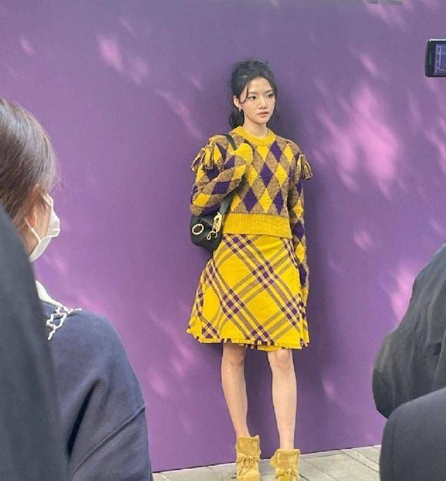 任敏恋情曝光后首现身 扎高马尾变身鬼马少女