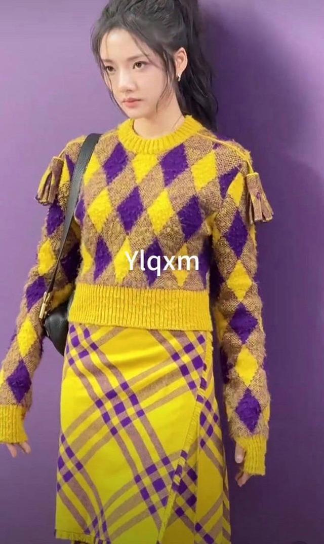 任敏恋情曝光后首现身 扎高马尾变身鬼马少女