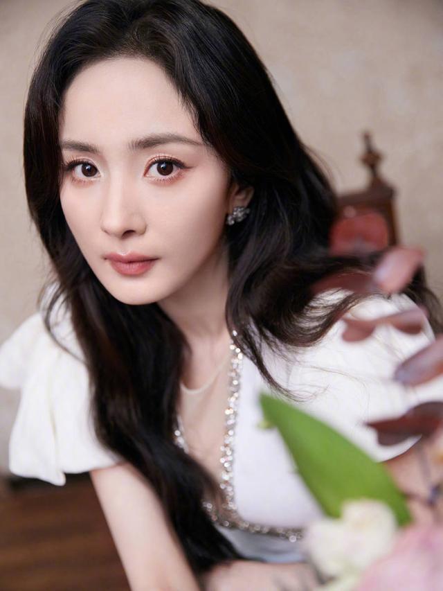 杨幂穿碎钻露腰白裙优雅撩人 腰肢纤细少女感满满