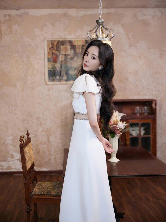 杨幂穿碎钻露腰白裙优雅撩人 腰肢纤细少女感满满
