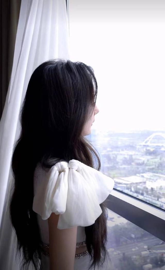 杨幂穿碎钻露腰白裙优雅撩人 腰肢纤细少女感满满