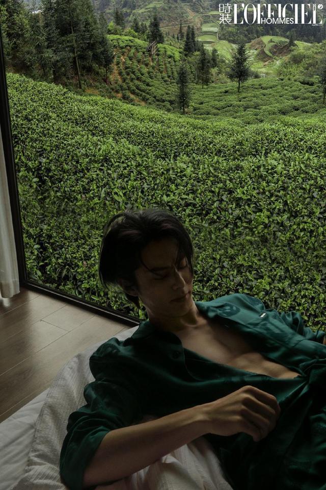 王鹤棣衣衫微敞秀腹肌喉结 荷尔蒙十足似撕漫男