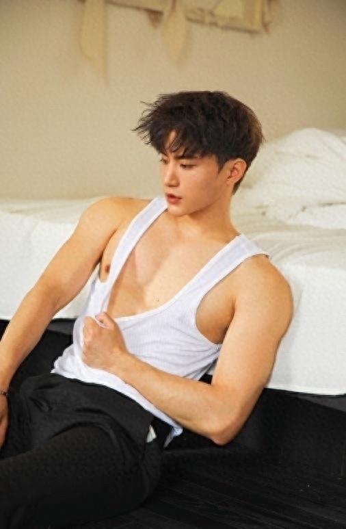 无视离婚、被同性室友爆料风波，《封神》官博转发陈牧驰大片力挺