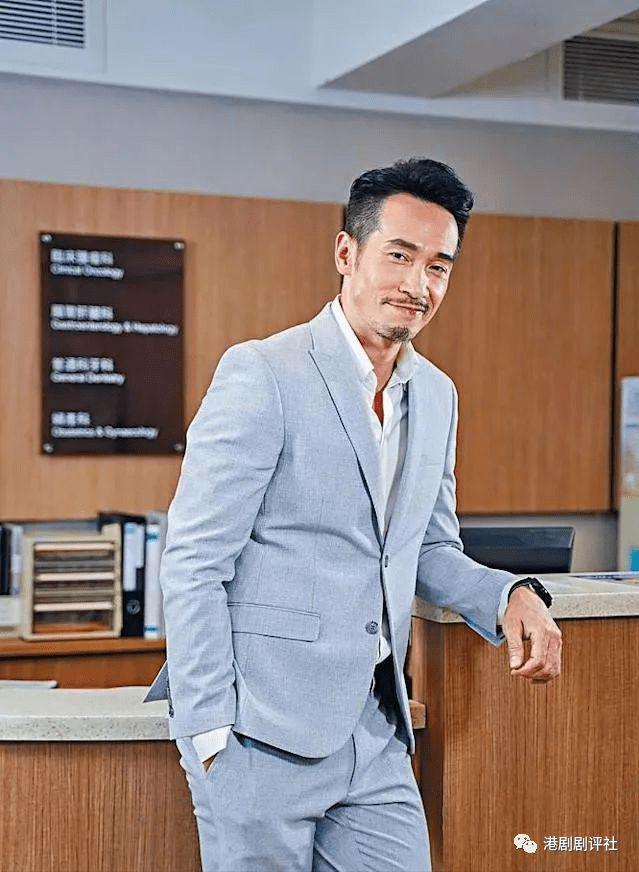 TVB视帝与妻儿深圳坐地铁被偶遇，网友大赞他们低调又贴地
