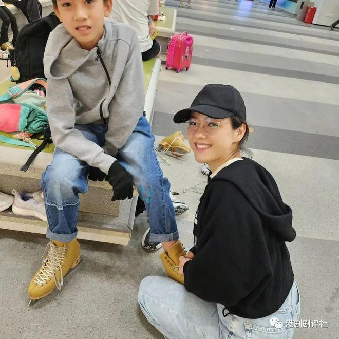 TVB视帝与妻儿深圳坐地铁被偶遇，网友大赞他们低调又贴地