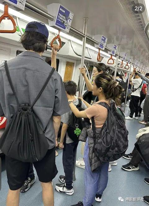 TVB视帝与妻儿深圳坐地铁被偶遇，网友大赞他们低调又贴地