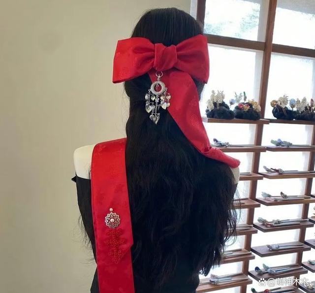 不伦不类！韩国女团偷文化闹出大笑话，回归海报直接用中式供桌