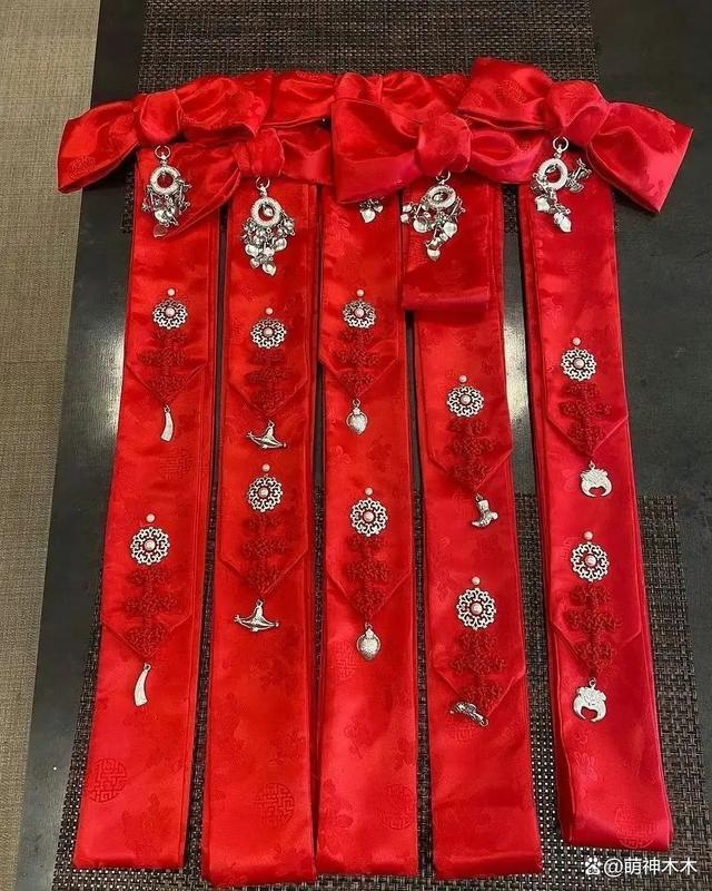 不伦不类！韩国女团偷文化闹出大笑话，回归海报直接用中式供桌