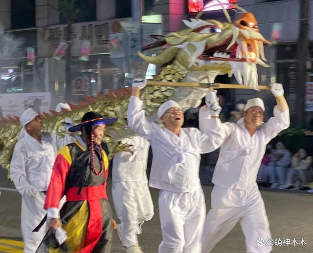 不伦不类！韩国女团偷文化闹出大笑话，回归海报直接用中式供桌