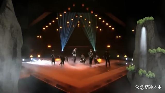 不伦不类！韩国女团偷文化闹出大笑话，回归海报直接用中式供桌