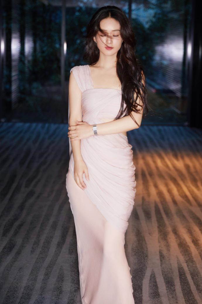 赵丽颖穿粉色纱裙亮相气质温婉 长卷发吸睛