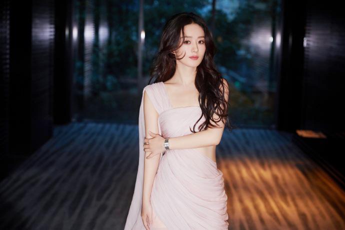 赵丽颖穿粉色纱裙亮相气质温婉 长卷发吸睛