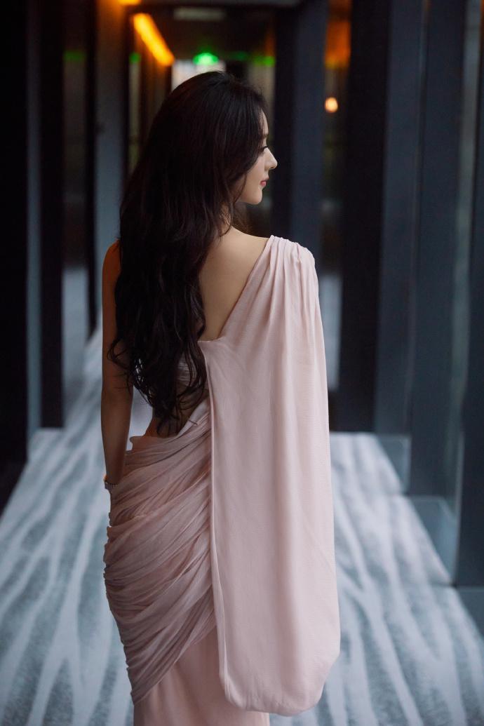 赵丽颖穿粉色纱裙亮相气质温婉 长卷发吸睛