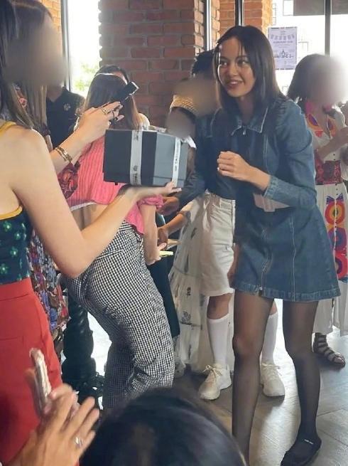 没有刘海的Lisa，还是人间芭比吗？