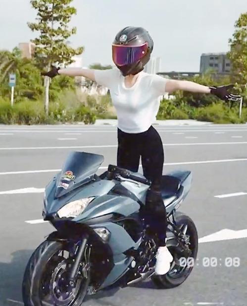 越南名模陈氏玉贞摩托车表演惹争议，被控危险驾驶和使用假证
