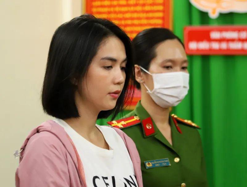 越南名模陈氏玉贞摩托车表演惹争议，被控危险驾驶和使用假证