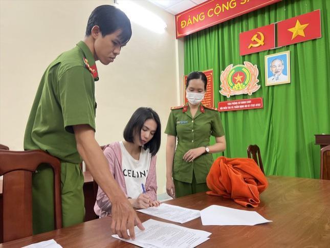 越南名模陈氏玉贞摩托车表演惹争议，被控危险驾驶和使用假证