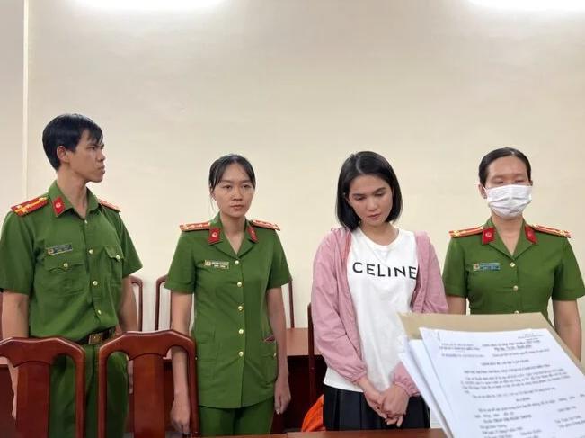 越南名模陈氏玉贞摩托车表演惹争议，被控危险驾驶和使用假证