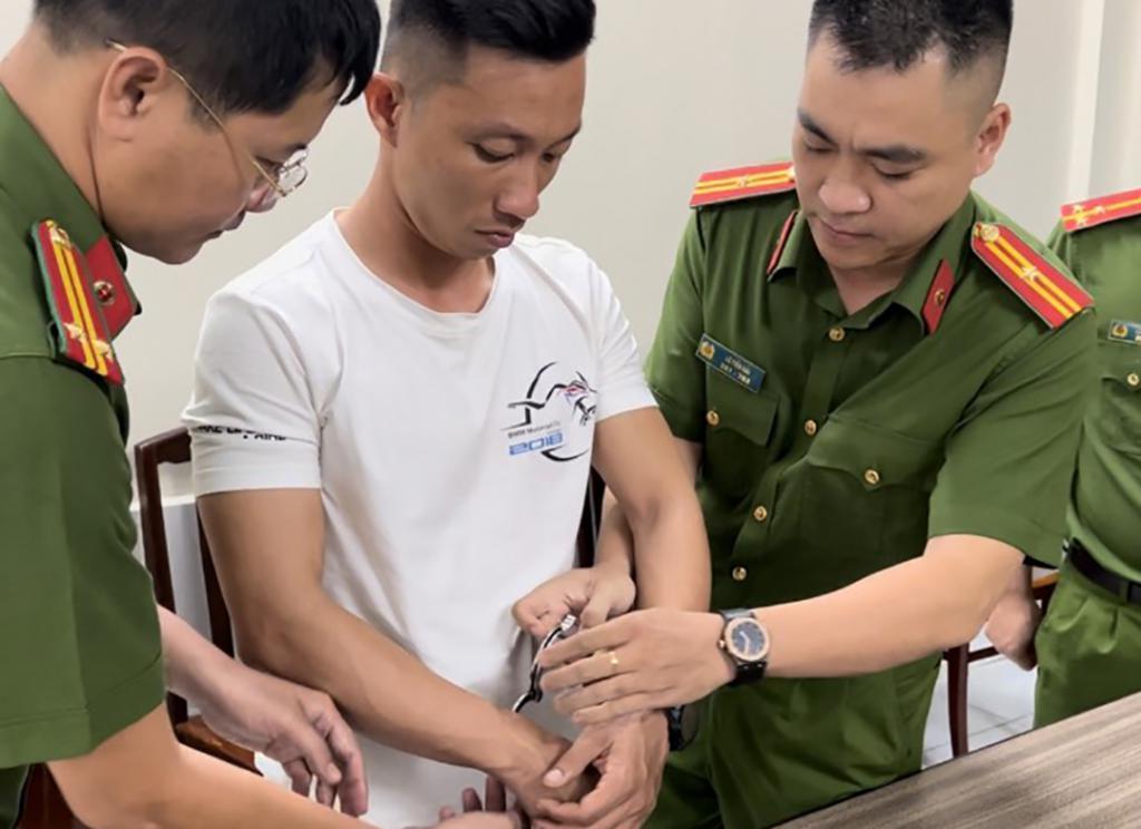越南名模陈氏玉贞摩托车表演惹争议，被控危险驾驶和使用假证