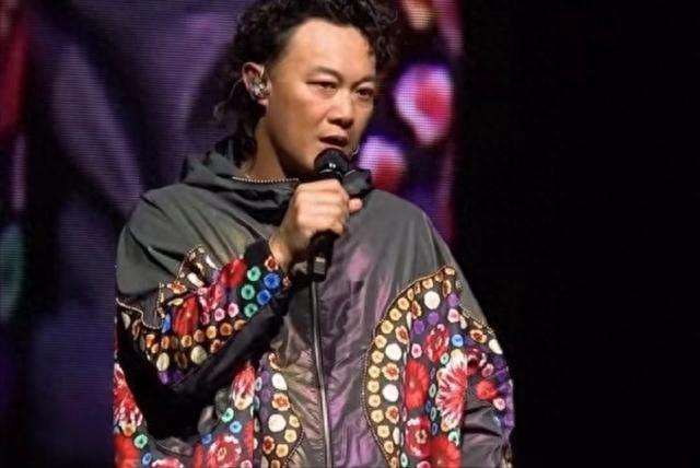 49岁陈奕迅拒绝说国语后续!暂停澳门三场演唱会,称病不出忙道歉