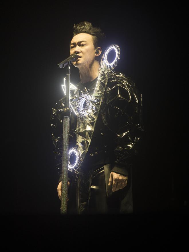 49岁陈奕迅拒绝说国语后续!暂停澳门三场演唱会,称病不出忙道歉
