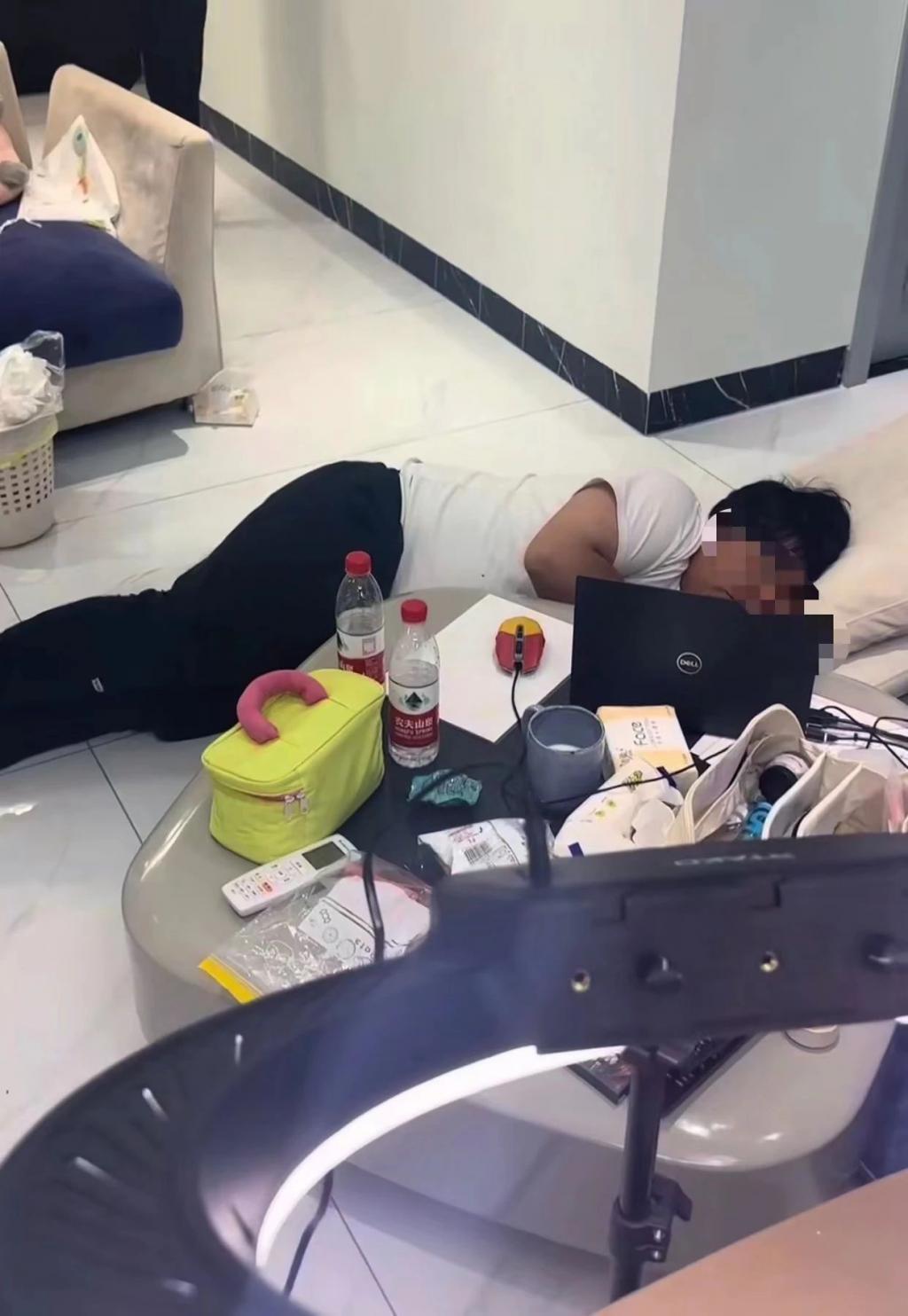 “没错 对的”……会接话月薪8K起？直播捧哏火了