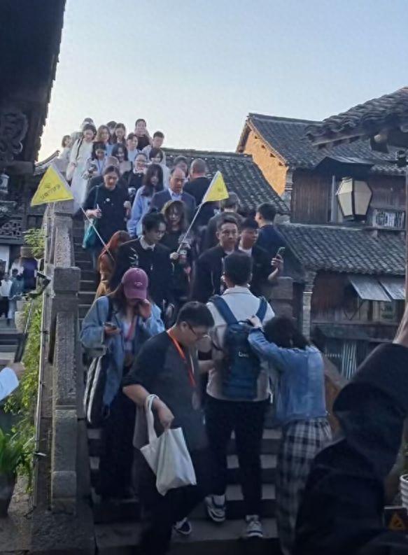 黄磊戏剧节行为惹争议 被曝多次将观众手机摔地上