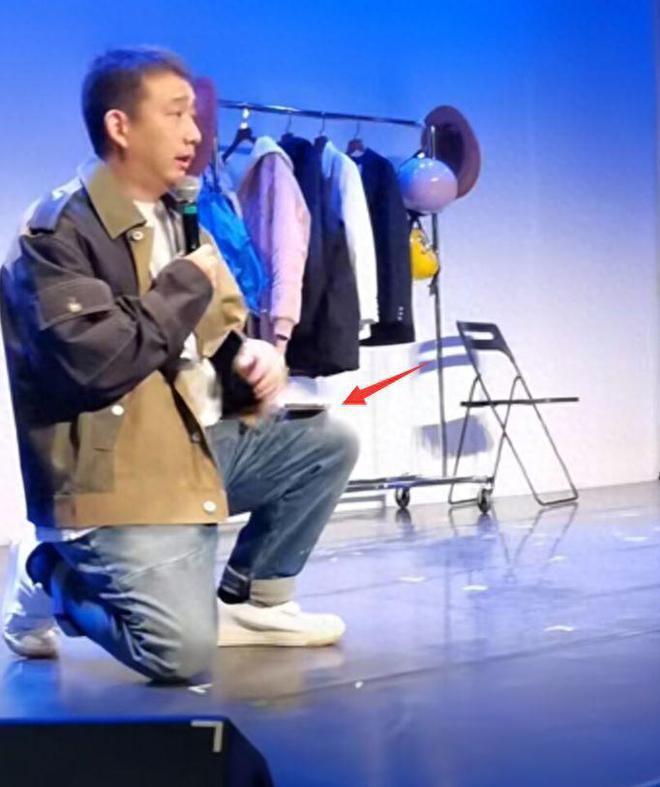 黄磊戏剧节行为惹争议 被曝多次将观众手机摔地上