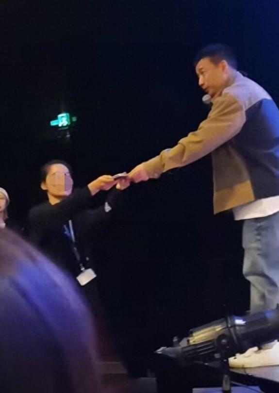 黄磊戏剧节行为惹争议 被曝多次将观众手机摔地上