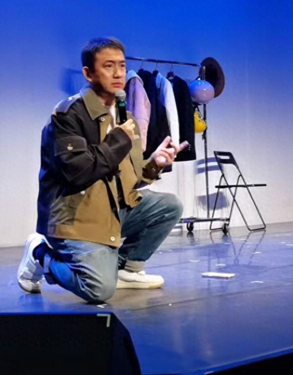 黄磊戏剧节行为惹争议 被曝多次将观众手机摔地上