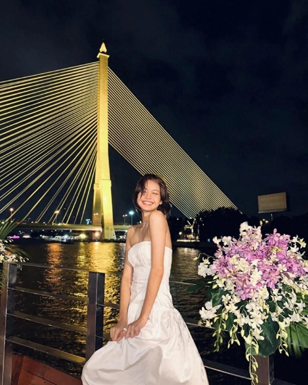 Lisa与妈妈坐游艇度假，穿比基尼秀纤腰美腿
