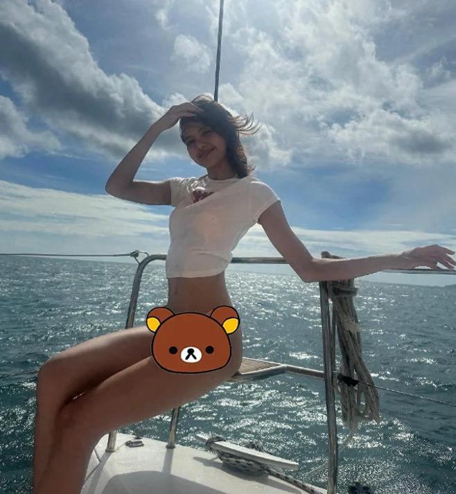 Lisa与妈妈坐游艇度假，穿比基尼秀纤腰美腿