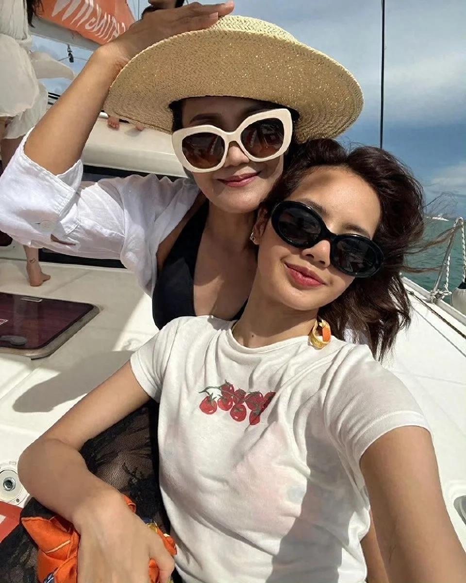 Lisa与妈妈坐游艇度假，穿比基尼秀纤腰美腿