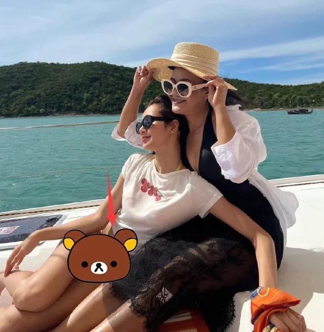 Lisa与妈妈坐游艇度假，穿比基尼秀纤腰美腿