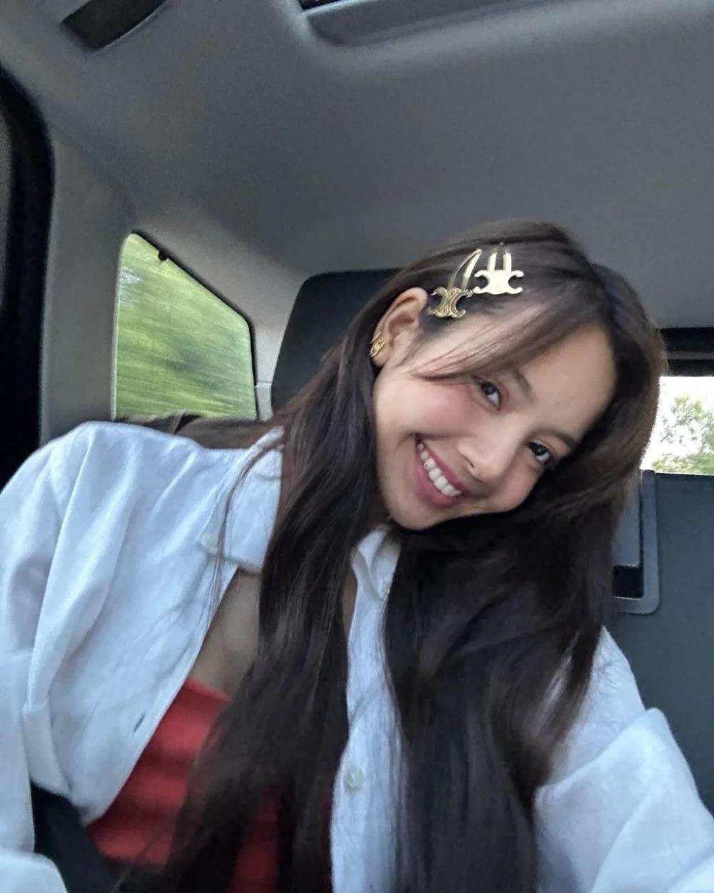 Lisa与妈妈坐游艇度假，穿比基尼秀纤腰美腿