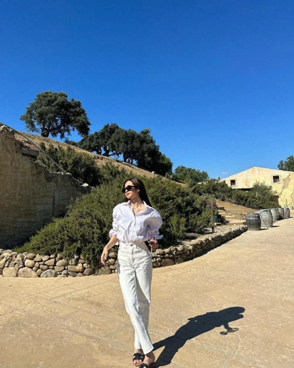 Lisa与妈妈坐游艇度假，穿比基尼秀纤腰美腿
