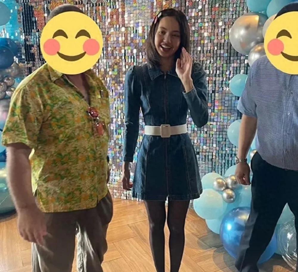 Lisa与妈妈坐游艇度假，穿比基尼秀纤腰美腿
