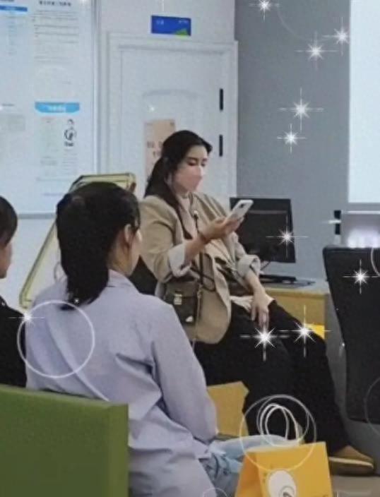 王祖贤在厦门再被偶遇住900元酒店 疑将在国内定居